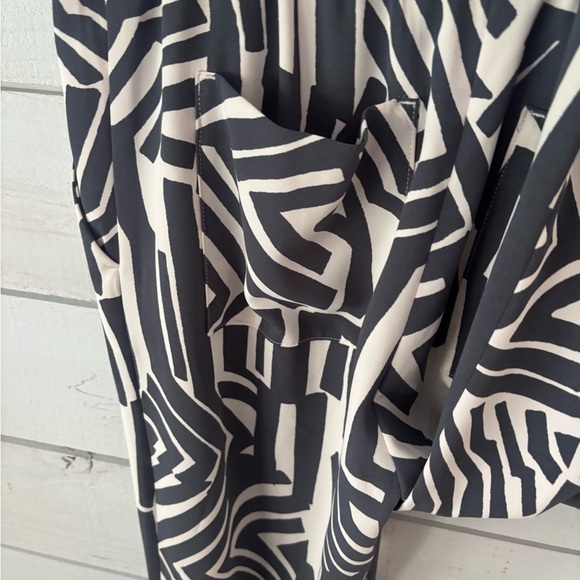 LOFT Ann Taylor  Geometric Palazzo Pants. Two front pockets, two back pockets. - Picture 10 of 15